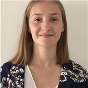 Étudiante en dernière année de licence en économie, je souhaite transmettre mes connaissances aux élèves